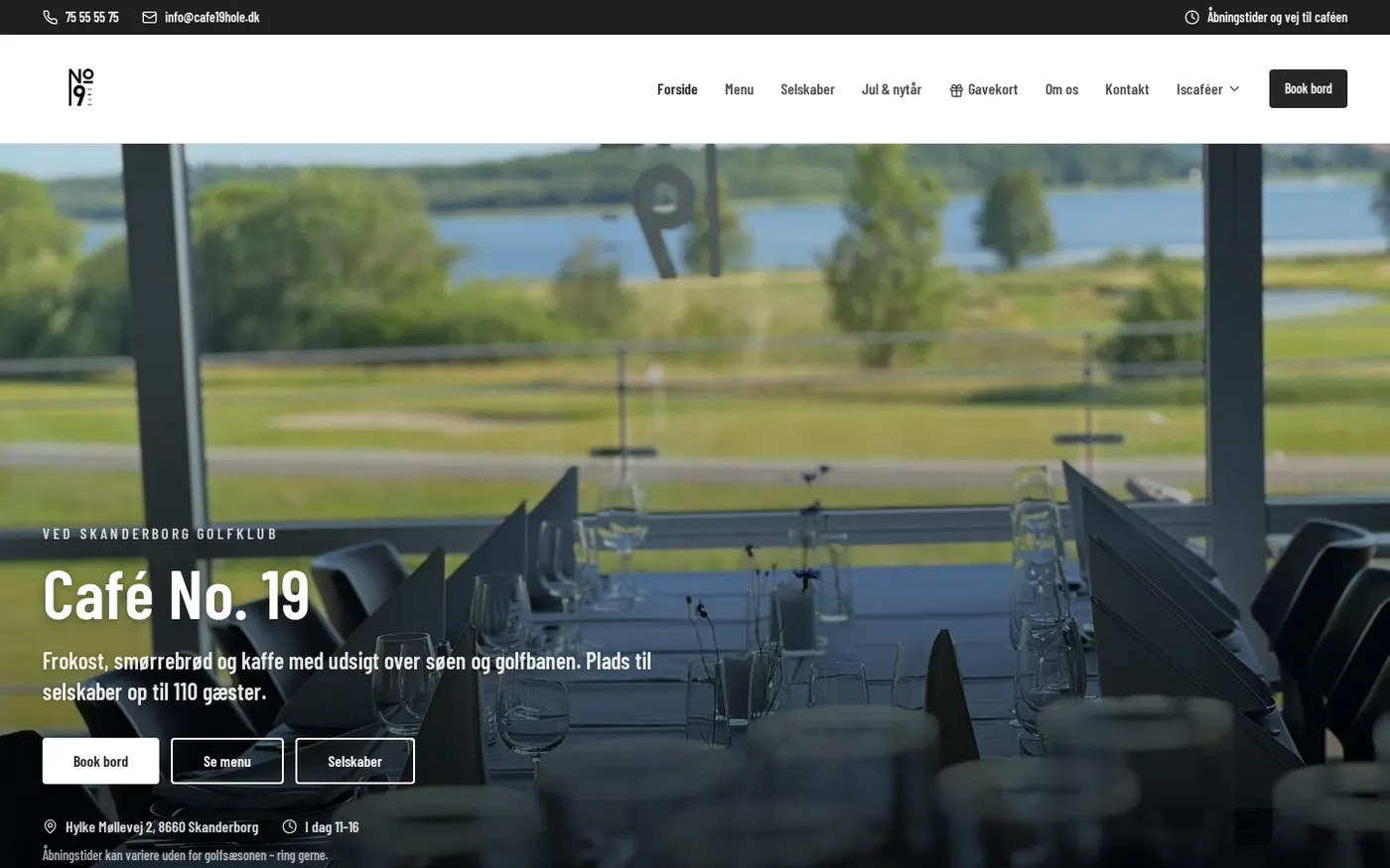 Forsiden af cafe19hole.dk: to billeder side om side af dækkede borde i caféen og i restauranten med udsigt over golfbanen, med overskriften Vores Steder.