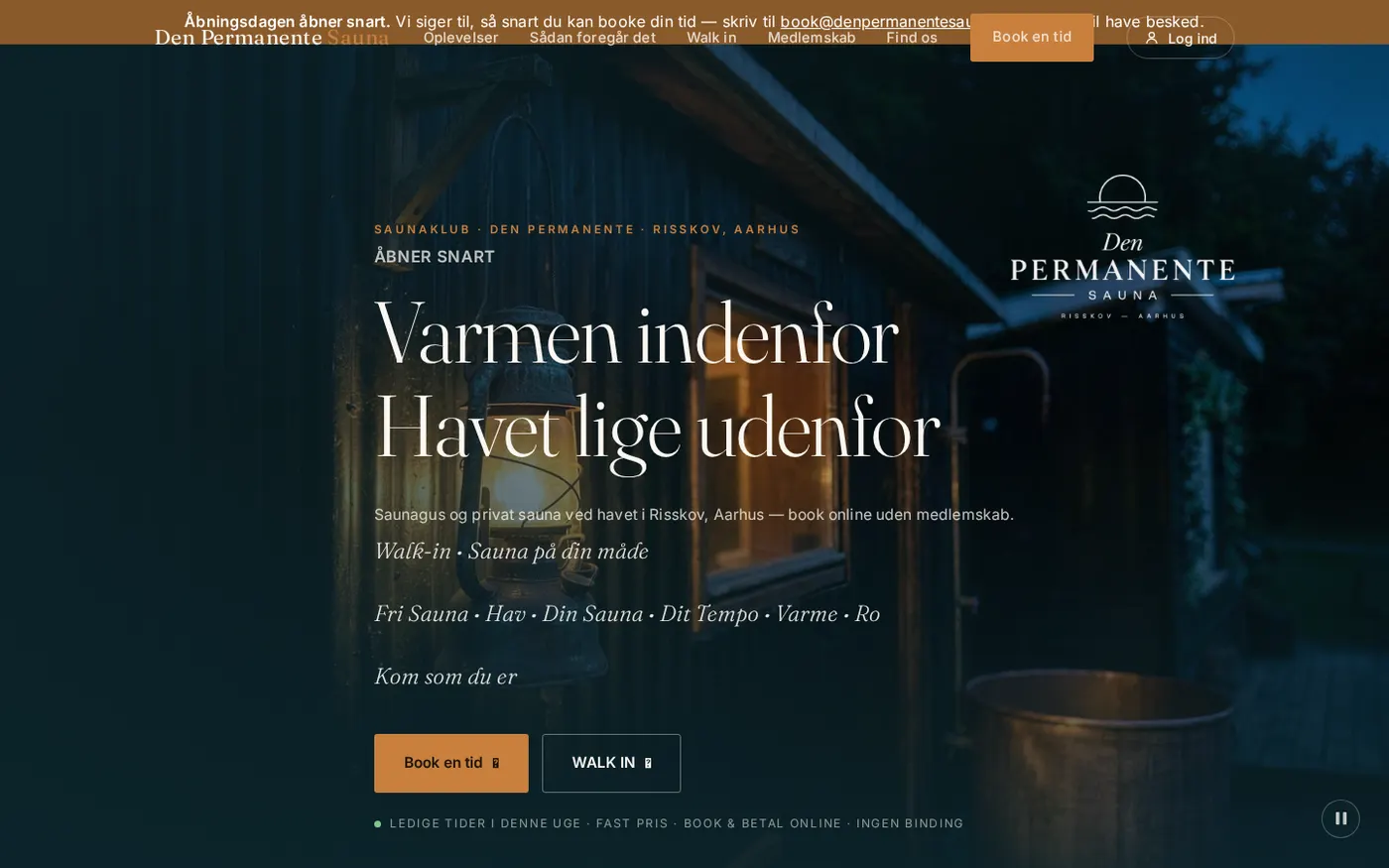 Forsiden af denpermanentesauna.dk: en sauna i lyst træ med udsigt over havet gennem et stort vindue, med overskriften Varmen indenfor. Havet lige udenfor.