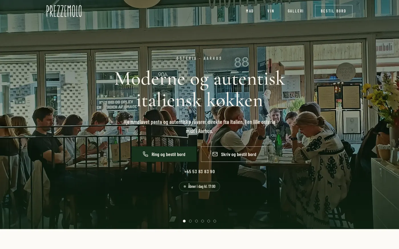Forsiden af prezzemolo.dk: gæster ved bordene i den lille osteria set gennem de store vinduer, med overskriften Moderne og autentisk italiensk køkken.