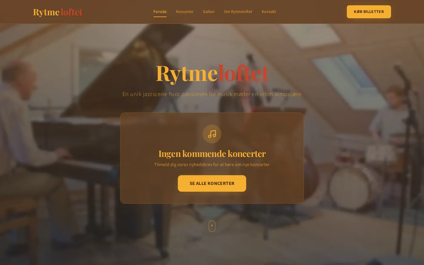 Forsiden af rytmeloftet.dk: en pianist ved flyglet på loftet med trommer og kontrabas bagved, under navnetrækket Rytmeloftet.